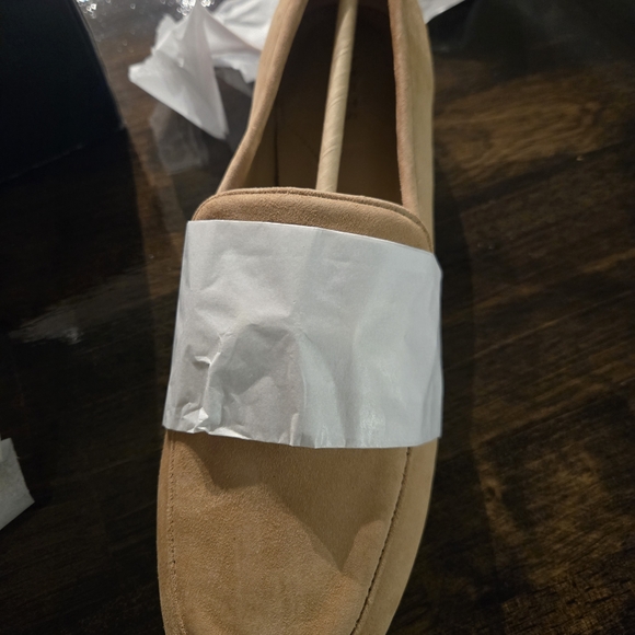 New In Boz Talbots Womens 9M Tan Suede Loafers with Gold Buckle - Picture 6 of 13